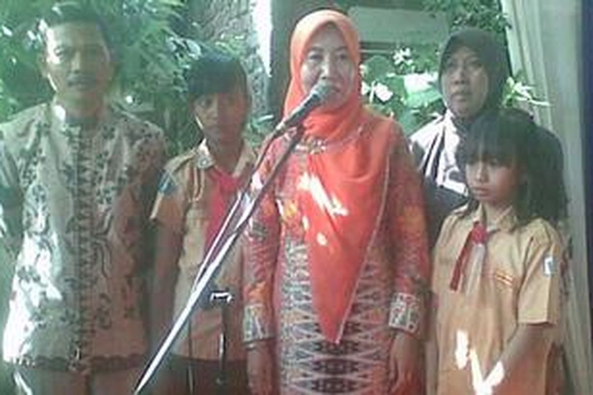 Plt Kepala SDN Gadel II Surabaya, Siti Rokhimah menyampaikan uneg-unegnya di depan Mendiknas, Muhammag Nuh,  Sabtu (18/6/2011).