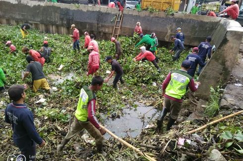 Antisipasi Banjir, Pemkot Tangsel Bersihkan Lumpur dan Eceng Gondok di Situ