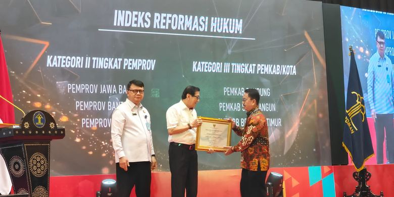 Pemerintah Provinsi (Pemprov) Banten menerima penghargaan Terbaik ke-2 Indeks Reformasi Hukum (IRH) Kategori II Tingkat Pemprov dari Kementerian Hukum dan Hak Asasi Manusia (Kemenkumham) Republik Indonesia (RI).
