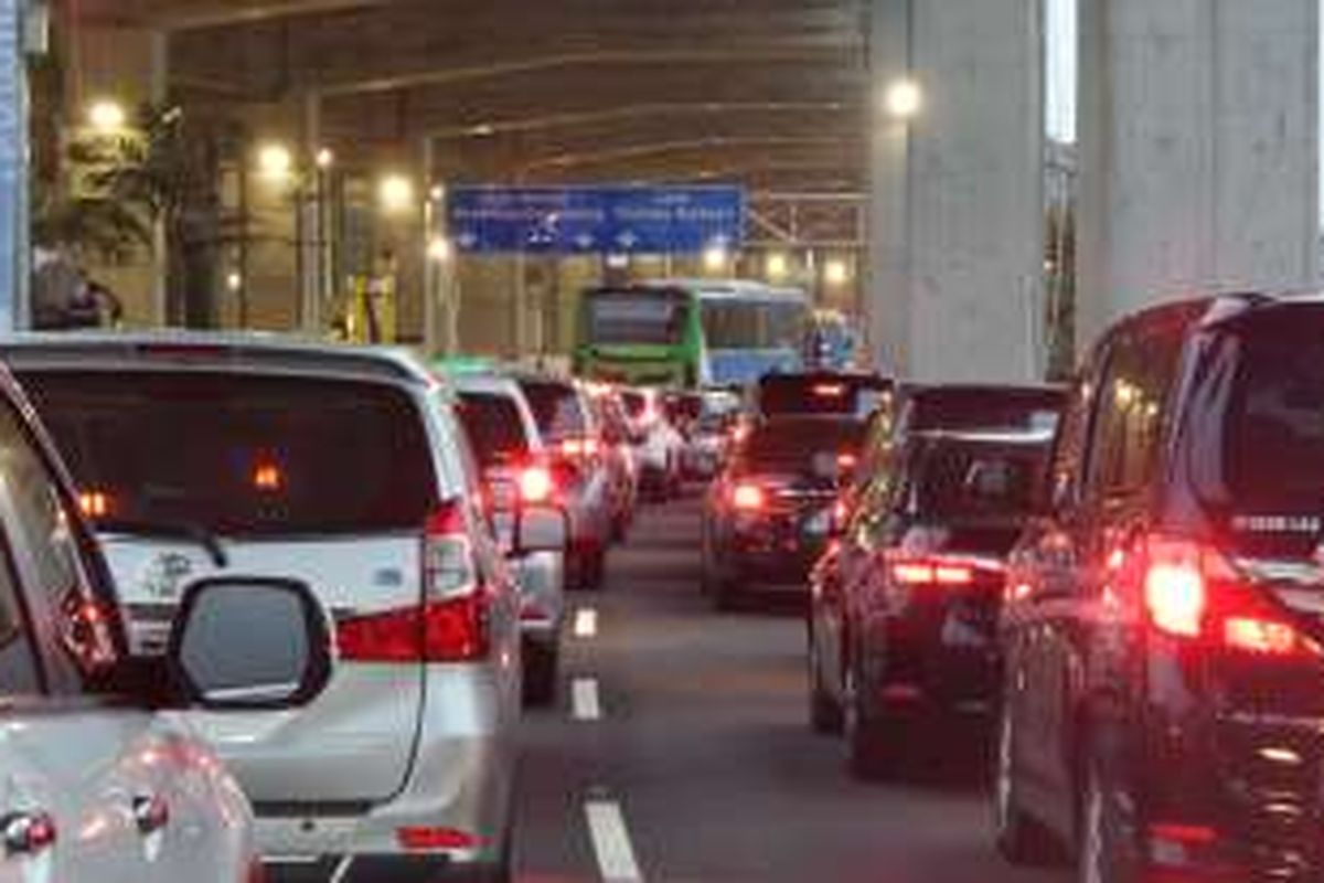 Tampak antrean kendaraan mengular sebelum pengendara memasuki area kedatangan Terminal 3 New Bandara Soekarno-Hatta, Kamis (11/8/2016). Kemacetan disebabkan adanya kendaraan pribadi yang parkir di badan jalan bersamaan dengan tempat taksi dan bus damri di sana. 