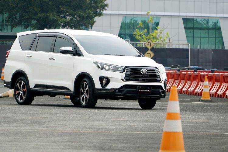 Bahas Kembali Desain Tongkrongan Toyota Kijang Innova Facelift