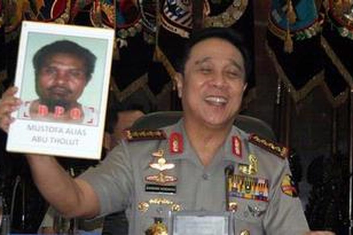 Mantan Kapolri Jenderal Pol Bambang Hendarso Danuri memperlihatkan foto Abu Tholut alias Mustofa sebagai otak gerakan teror di Medan yang masuk dalam daftar pencarian orang (DPO), saat memberi keterangan mengenai 16 orang yang ditangkap, tiga tewas dari anggota yangdiduga teroris kelompok Medan, di Mabes Polri, Jakarta, Jumat (24/9/2010). Kapolri menyatakan telah berkoordinasi dengan pasukan elit TNI dalam upaya memberantas terorisme. 