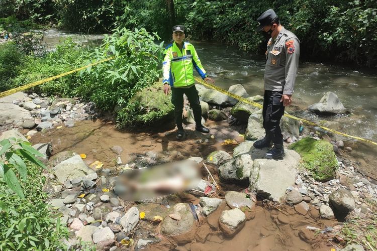 Olah TKP penemuan potongan kaki manusia, yang ditemukan wisatawan saat berwisata di Air Terjun Grojogan Sewu, Kecamatan Tawangmangu, Kabupaten Karanganyar, pada Kamis (23/2/2023).