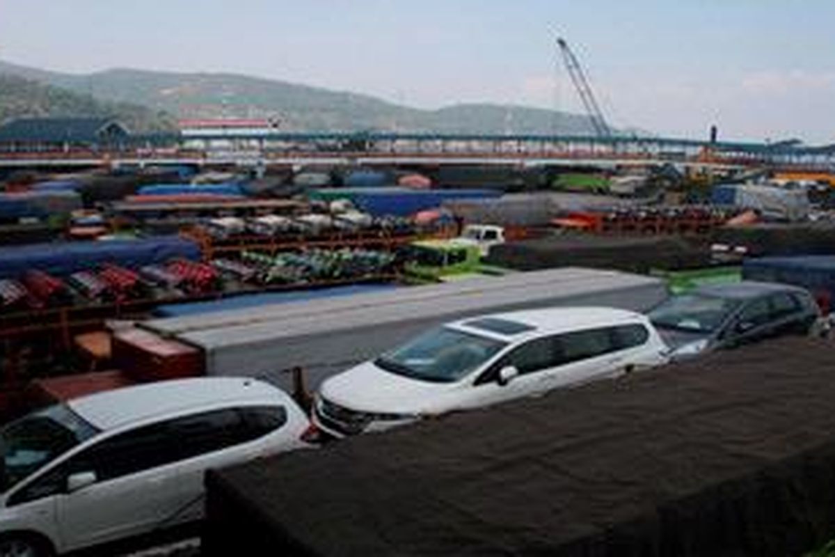 Truk yang hendak menyeberang ke Pelabuhan Bakauheni, Lampung mengantre untuk masuk kapal yang bersandar di dermaga 1 Pelabuhan Merak, Kota Cilegon, Banten, Selasa (29/5/2012).