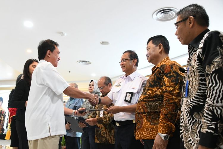 Penyerahan SK Kepala BPH Migas kepada badan usaha penerima penugasan dan gubernur seluruh Indonesia, di Gedung BPH Migas, Senin (30/12/2019).