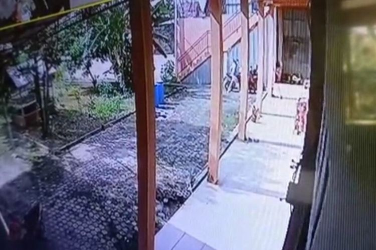 Tangkapan layar rekaman CCTV pembobolan rumah milik seorang jenderal polisi di Bandar Lampung.