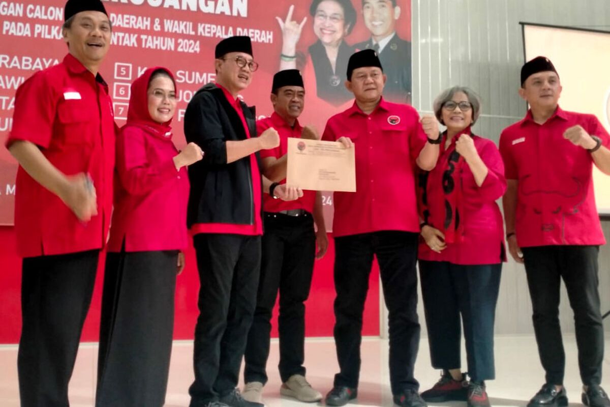 Pasangan Bambang Rianto dan Bayu Setyo Kuncoro menerima penyerahan surat rekomendasi dari DPP PDI-P sebagai calon wali kota dan wakil wali kota untuk Pilkada Kota Blitar 2024 di kompleks Kantor DPD PDI-P Jawa Timur, Selasa (30 Juli 2024).