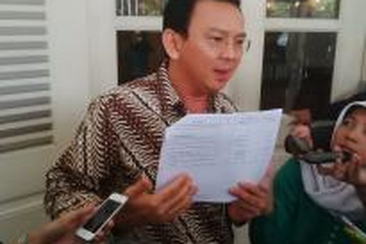 Gubernur DKI Jakarta Basuki Tjahaja Purnama menunjukkan data usulan anggaran siluman DPRD DKI kepada Dinas Pendidikan DKI di APBD DKI 2015, di Balai Kota, Rabu (25/2/2015). 