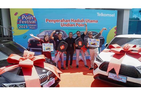20 Tahun Jadi Pelanggan Setia Telkomsel, Ibu Rumah Tangga Berhasil Boyong BMW lewat Program Undian Poin Festival 2023