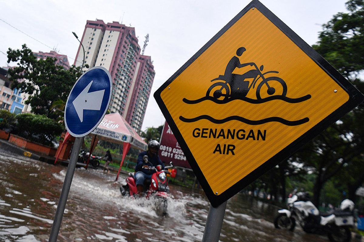 Pengendara motor melintasi banjir di Jalan Letjen Suprapto, Jakarta Pusat, Sabtu (8/2/2020). Hujan deras yang mengguyur Jakarta sejak Sabtu (8/2) dini hari membuat sejumlah kawasan di Ibu Kota terendam banjir.
