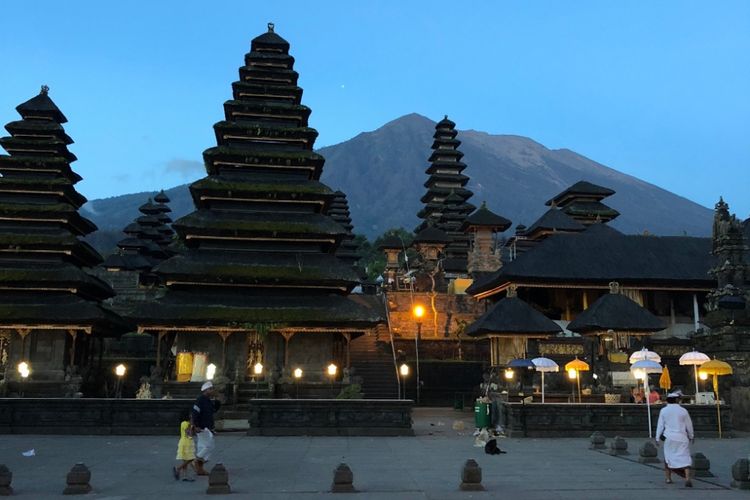Pura Besakih, sebuah komplek pura yang terletak di Desa Besakih, Kecamatan Rendang, Kabupaten Karangasem, Bali yang menjadi pusat seluruh kegiatan pura di Bali.