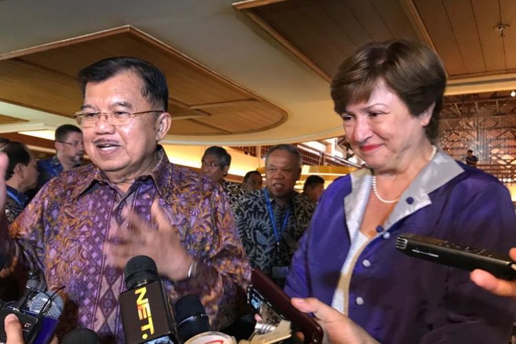 Wakil Presiden Jusuf Kalla bersama CEO Grup Bank Dunia Kristalina Georgieva saat menyampaikan informasi tentang bantuan bagi bencana di Lombok dan Palu, saat Pertemuan Tahunan IMF-Bank Dunia, Rabu (10/10/2018).