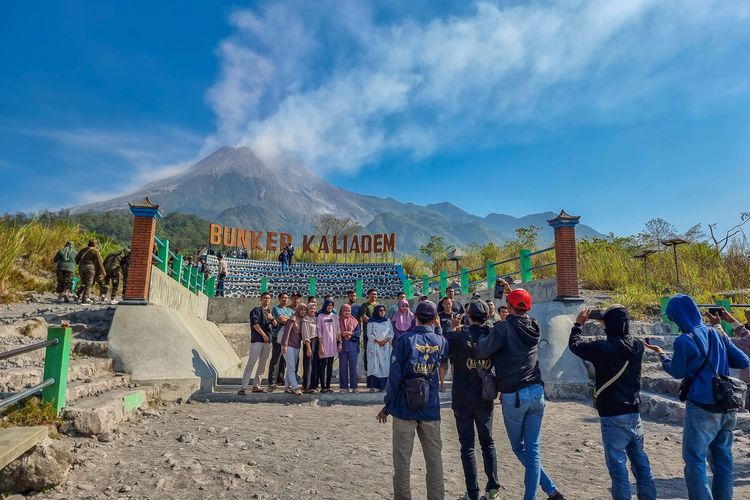 Wisatawan berfoto di depan Bunker Kaliadem Gunung Merapi, Kabupaten Sleman, Yogyakarta, Kamis (29/9/2023).
