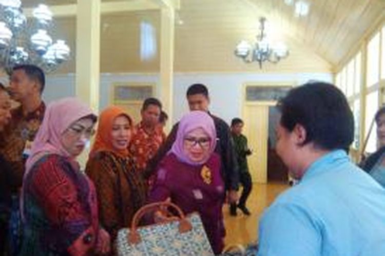 Mufidah Jusuf Kalla saat melihat kerajinan tas di ruang pameran kerajinan.