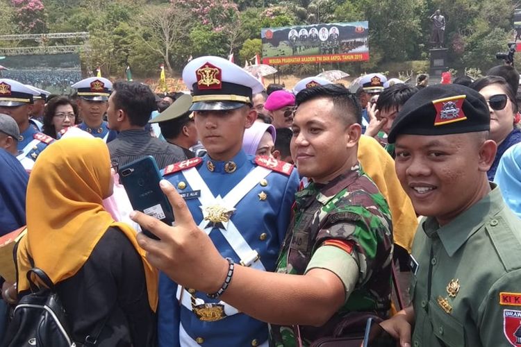 Enzo Z Allie wni keturunan Perancis yang diwisuda setelah menjalani pendidikan sebagai Prajurit Taruna Akademi TNI Magelang, Kamis (31/10/2019)