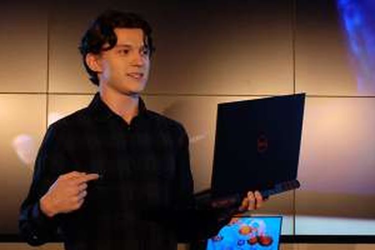 Tom Holland mengenalkan laptop Dell Inspiron 15 Gaming di CES 2017.