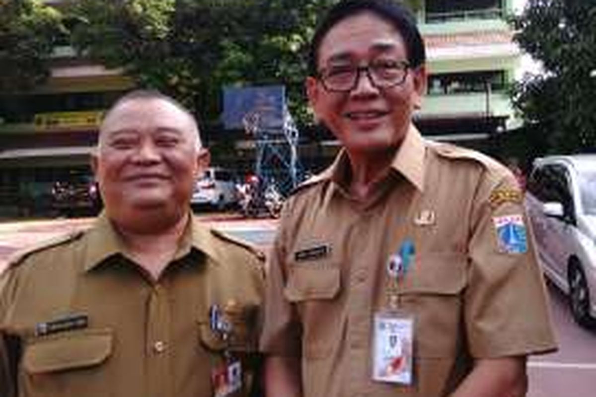 Kepala Dinas Pendidikan DKI Jakarta Sopan Adrianto (kanan foto) di SMAN 30, Cempaka Putih, Jakarta Pusat, saat memantau UN, Senin (4/4/2016)