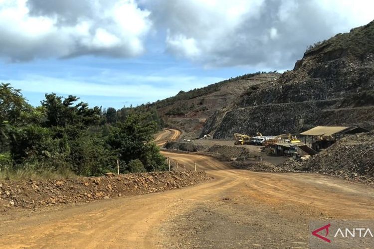 Alat berat terparkir sejak PT Gag Nikel menghentikan kegiatan operasionalnya untuk sementara di Pulau Gag, Kabupaten Raja Ampat, Papua Barat Daya, Sabtu (7/6/2025). 
