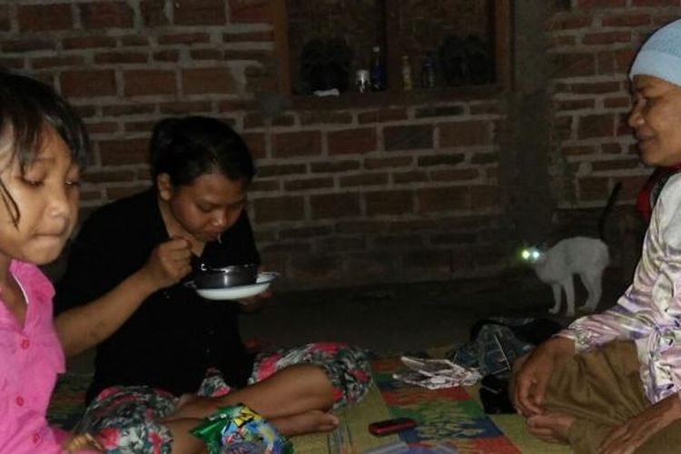 Fadila Rahmatika, tenaga kerja wanita asal Ponorogo memakan lahap masakan ibunya setelah tiba dikampung halamannya pasca dirawat 18 hari rumah sakit jiwa Solo, Senin (30/1/2017).