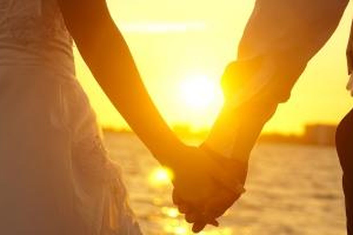 Suami dan istri sebaiknya menciptakan iklim hubungan pernikahan yang penuh dengan kepercayaan dan keintiman. 