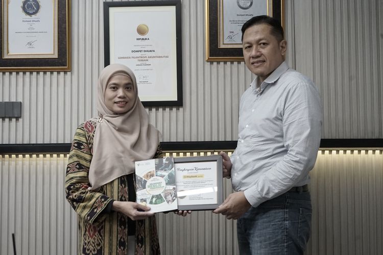 Maybank Indonesia gandeng Dompet Dhuafa sebagai pengelola dana bantuan untuk guru ngaji dan gerakan mencetak generasi Qur'ani di Indonesia, Jakarta, Rabu (24/1/2024).