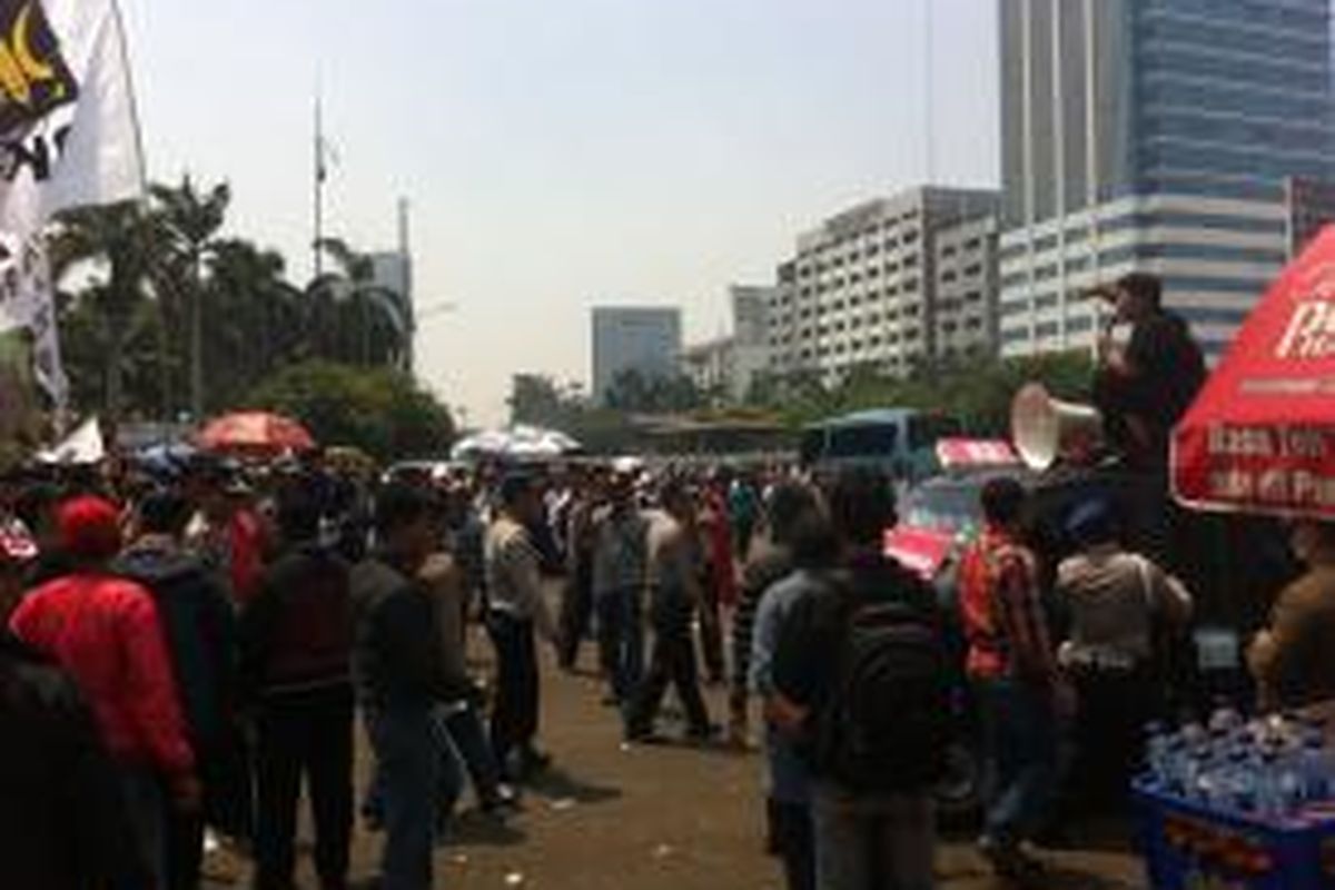 Sejumlah kelompok massa berunjuk rasa di depan gedung DPR RI, Senayan, Jakarta, Kamis (25/9/2014).