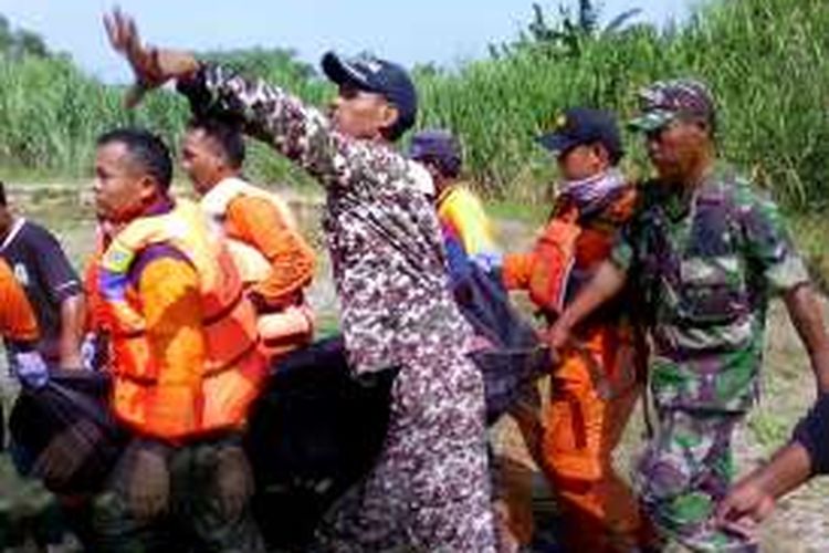Tim Basarnas Trenggalek dan BPBD Kabupaten Madiun sementara membawa jasad Riski Tri Andika (20) yang ditemukan bantaran di Sungai Bengawan, Kamis (8/9/2016) sekitar pukul 08.45 WIB.