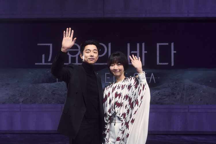 Aktor Gong Yoo dan aktris Bae Doona dalam konferensi pers virtual serial The Silent Sea, Rabu (22/12/2021). 