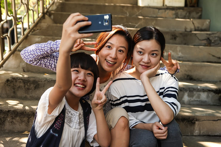 Kim Hyang Gi, Kim Hee Ae, dan Go Ah Sung dalam film drama keluarga, Thread of Lies (2014).