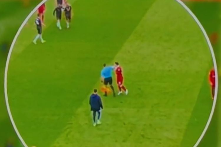 Hakim garis Constantine Hatzidakis tertangkap kamera melayangkan sikut ke bek Liverpool Andrew Robertson saat para pemain hendak menuju ruang ganti pada tengah babak laga lanjutan Liga Inggris Liverpool vs Arsenal pada Minggu (9/4/2023) malam WIB.