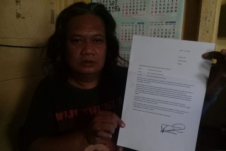 Priyanto Muda Prasetya (45), warga Kelurahan Mlangsen, Kecamatan Blora, Kabupaten Blora, Jawa Tengah menunjukkan berkas pelaporan dugaan kecurangan penerbitan SKTM, Selasa (10/7/2018).‎
