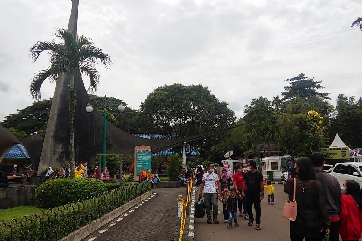 Suasana pengunjung di Taman Margasatwa Ragunan, Jakarta Selatan yang cukup ramai pengunjung, Sabtu (1/1/2022).