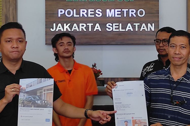 Polres Metro Jakarta Selatan menunjukkan bukti penipuan jual beli mobil via online yang dilakukan pria berinisial DSP (26), Rabu (20/9/2023). 