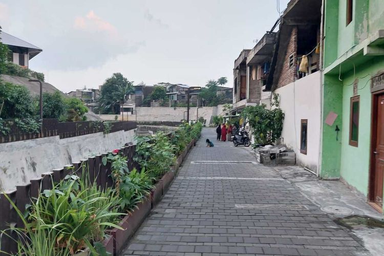 Jalan Kaki di Bekas Kawasan Kumuh Mrican Sleman, AHY Sebut Bisa Jadi Percontohan Penataan Kota-kota Lain