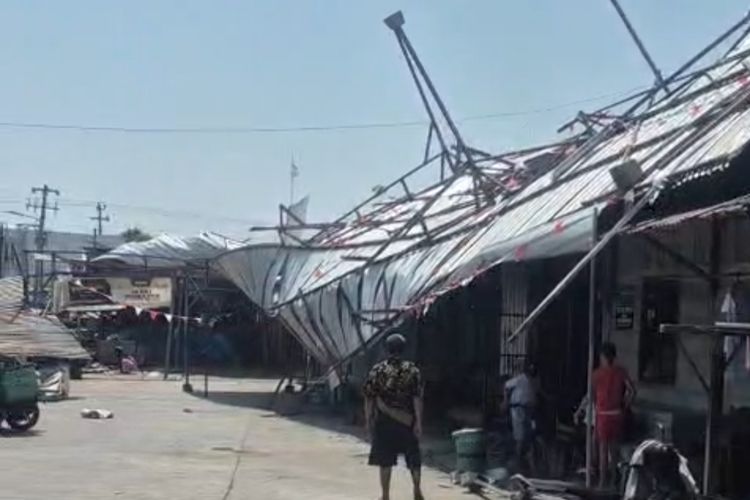 Atap di Pasar Dempet Demak Tersapu Puting Beliung, Material Menimpa 4 Bangunan