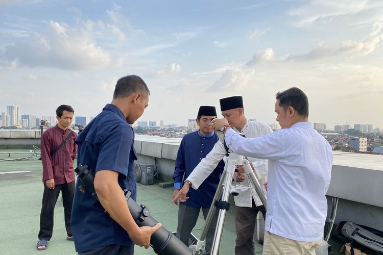 Pantau Hilal Awal Zulhijah di Rooftop Kanwil Kemenag DKI, Petugas Siapkan Teleskop dan Theodolit
