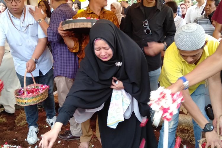 Detik detik pemakaman Edi Chandra Purnama alias Pupung dan Muhammad Adi Pradana di TPU Jeruk Purut, Pasar Minggu, Jakarta Selatan, Jumat (30/8/2019)
