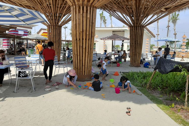 Anak-anak Sedang Bermain Pasir di Area Aloha, PIK 2, Kabupaten Tangerang, Banten