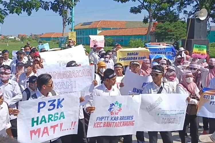 Ratusan Pegawai Tidak Tetap (PTT) menggelar aksi unjuk rasa di depan Kantor Pemerintahan Terpadu (KPT) Kabupaten Brebes, Jawa Tengah, Senin (22/4/2024). 