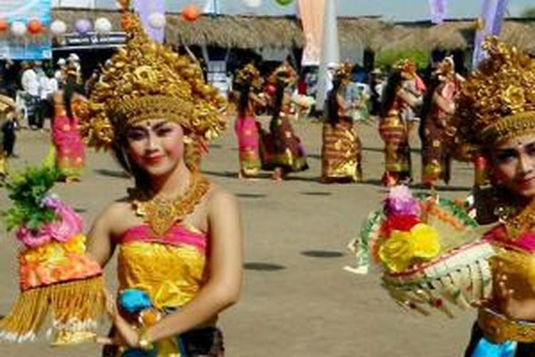 Para penari menarikan tari Sekar Jagat di pembukaan Festival Nusa Penida 2015 di Desa Lembongan, Kecamatan Nusa Penida, Kabupaten Klungkung, Bali, Jumat (2/10/2015). Festival yang bertujuan mempromosikan potensi pariwisata Nusa Penida di Klungkung ini berlangsung hingga Minggu (4/10/2015). Pembukaan festival dilakukan oleh Menteri Pariwisata Arief Yahya.