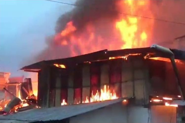 Kebakaran hebat hanguskan 10 rumah dan satu ruko di Sorong, Papua, Selasa (10/9/2019) pagi. 