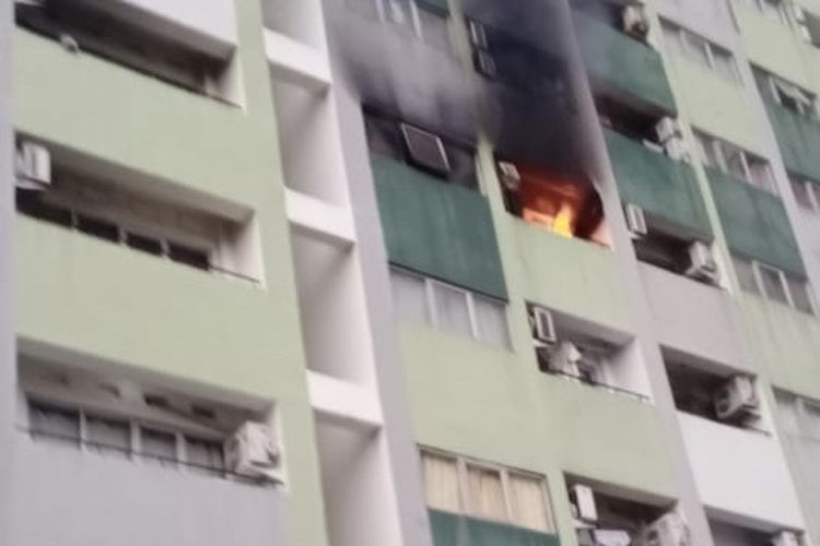 Sebuah kamar di lantai 6 Apartemen Sentra Timur Tower Hijau di Jalan Raya Sentra Primer, Pulo Gebang, Cakung, Jakarta terbakar pada Minggu (13/9/2020) sekitar pukul 05.40 WIB.