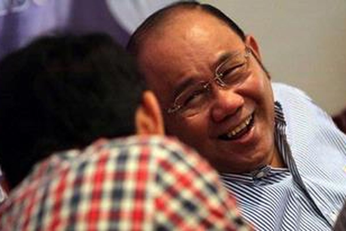 Cawagub DKI Jakarta dari pasangan yang berbeda, Basuki T Purnama (kiri), dan Nachrowi Ramli (kanan), berdiskusi dalam acara Polemik Pilkada Jakarta, di Cikini, Jakarta Pusat, Sabtu (14/7/2012). Basuki yang merupakan pasangan dari Jokowi, dan Naachrowi yang merupakan pasangan dari Foke, sama-sama maju ke putaran kedua Pilkada Jakarta setelah menyisihkan empat calon lainnya. 