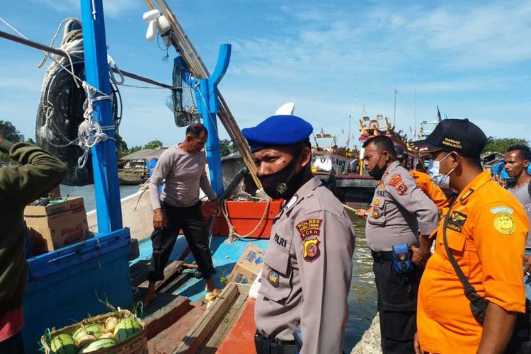 Polisi mempersiapkan peralatan untuk mencari dua nelayan yang diduga ditabrak kapal tangker di TPI Idi Rayeuk, Kabupaten Aceh Timur, Senin (11/10/2021).