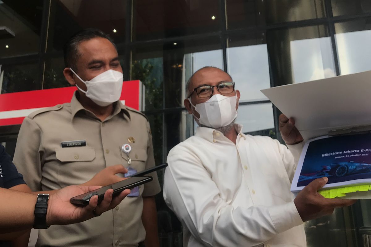 Anggota Bidang Hukum dan Pencegahan Korupsi Tim Gubernur untuk Percepatan Pembangunan (TGUPP) Bambang Widjojanto mendampingi Pemerintah Provinsi DKI Jakarta dan PT Jakpro memberikan dokumen penyelenggaraan Formula E ke Komisi Pemberantasan Korupsi (KPK), Selasa (9/11/2021).