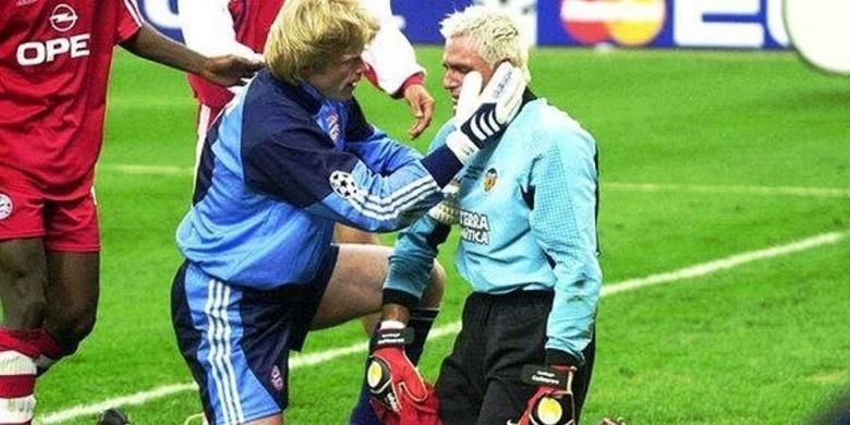 Kiper Oliver Kahn menunjukkan solidaritas kepada Santiago Canizares seusai Bayern Muenchen mengalahkan Valencia pada final Liga Champions 2001. 