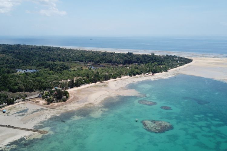 Pantai Toronipa, pantai pasir putih di Sulawesi Tenggara.