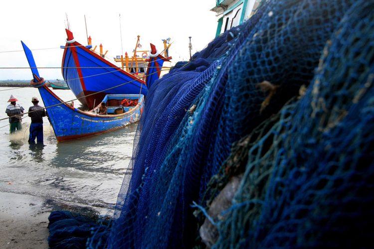 Nelayan beraktivitas di TPI Pusong, Lhokseumawe, Aceh, Minggu (14/1). Kementerian Kelautan dan Perikanan (KKP) mengalokasikan Rp490 miliar untuk program pengadaan bantuan 513 unit kapal perikanan nelayan, dan merealisasikan 1.702 alat penangkap ikan (API) ramah lingkungan, diserahkan kepada nelayan di 319 kabupaten/kota di 33 provinsi tanah air pada 2018 ini.