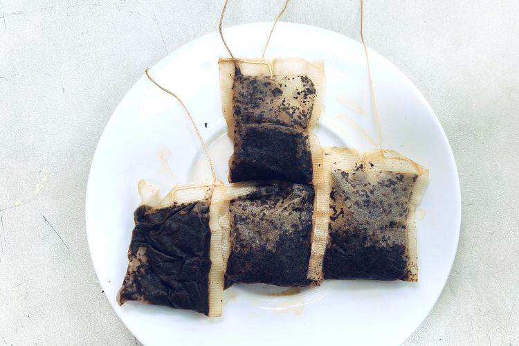 Salah satu mahasiswi Program Studi Desain dan Manajemen Produk, Fakultas Industri Kreatif Universitas Surabaya (FIK Ubaya) Jeanne Theresia Mintarja menemukan inspirasi yang tidak terduga menggunakan kantong teh celup yang diolah kembali menjadi produk ramah lingkungan.