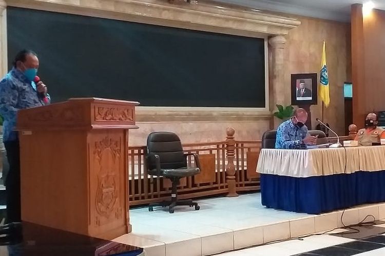 Wali Kota Tegal Dedy Yon Supriyono menggelar rakor dengan jajaran gugus tugas Covid-19 di Balai Kota Tegal, Jumat (17/4/2020) petang